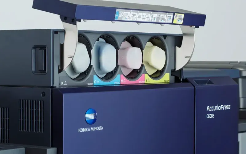 Producción industrial de catálogos con calidad premium en impresora Konica Minolta