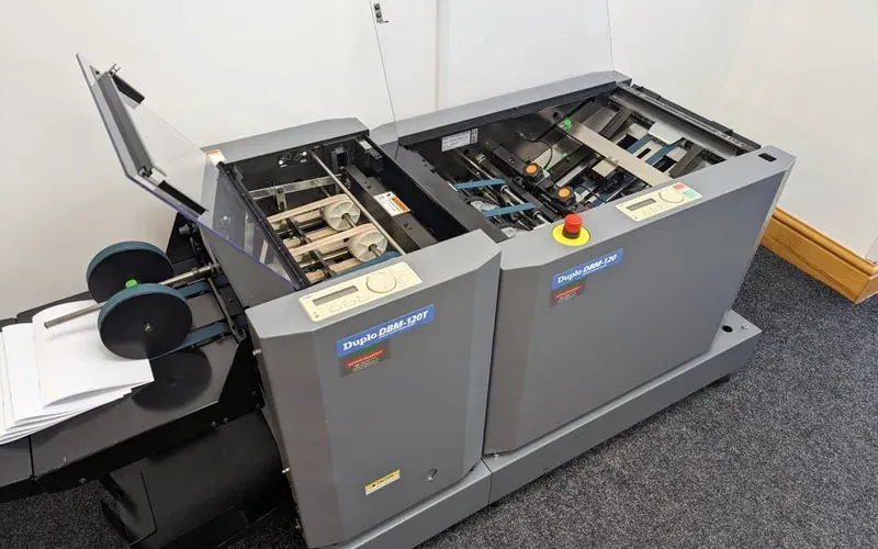 Magazine binding process with saddle-stitch finishing